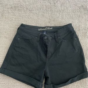 Universal Thread Woman Midi Black Rolled up Shorts Size 6